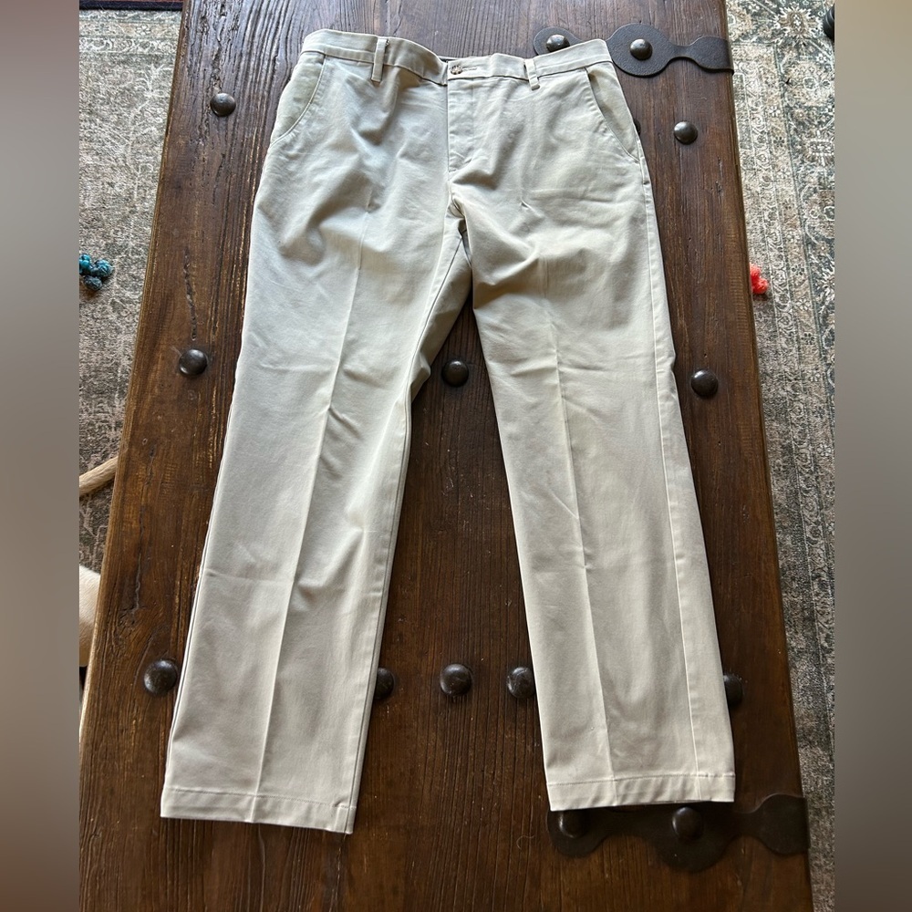 Dockers Men's Light Tan Chinos